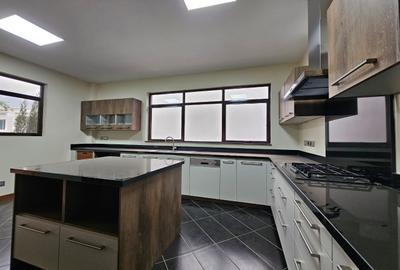 5 Bed Townhouse with En Suite at Lavington Green - 3