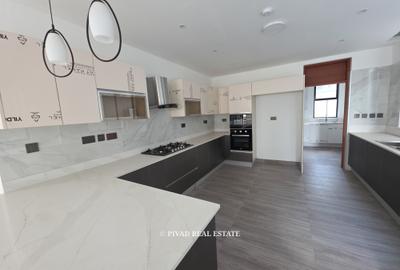 5 Bed Townhouse with Garden in Lavington - 2