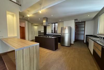 4 Bed Apartment with En Suite in General Mathenge
