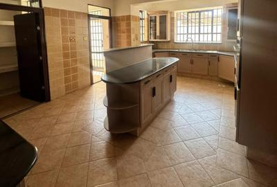 5 Bed Townhouse with En Suite in Lavington - 3
