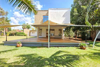 4 Bed House with En Suite at Old Runda