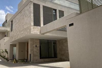 5 Bed Townhouse with En Suite in Lavington