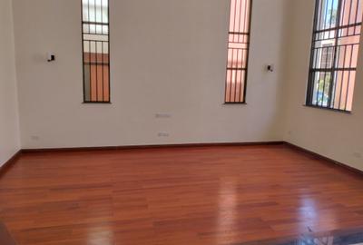 5 Bed Townhouse with En Suite in Lavington - 2