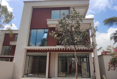 5 Bed Villa with En Suite in Lavington