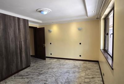 5 Bed Townhouse with En Suite at Lavington Green - 3