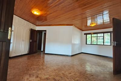 6 Bed House with En Suite in Runda - 3