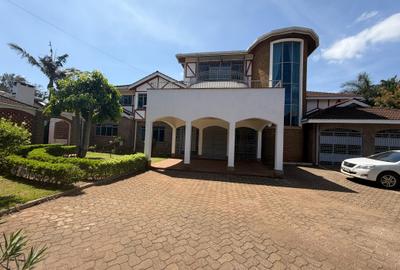 6 Bed House with En Suite in Runda