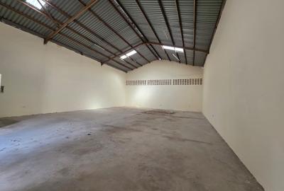 3,500 ft² Warehouse with Parking in Industrial Area - 4