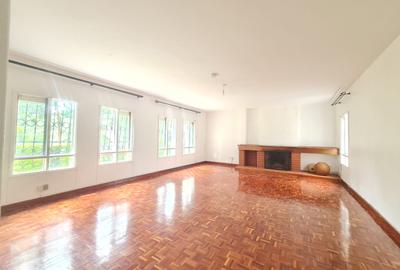 4 Bed House with En Suite at Hillview - 4