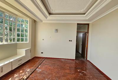 5 Bed House with En Suite in Runda
