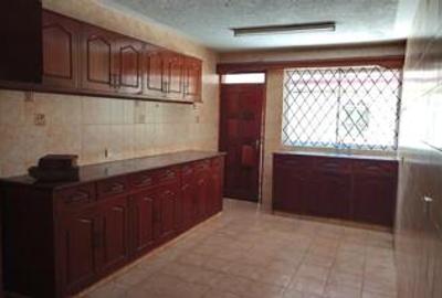 4 Bed Townhouse with En Suite at Siaya Rd