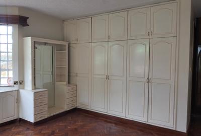 5 Bed House with En Suite in Runda