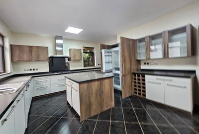 5 Bed Townhouse with En Suite at Lavington - 3