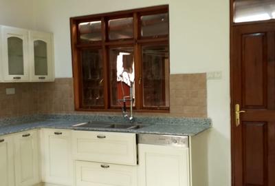 5 Bed Townhouse with En Suite in Karen - 4