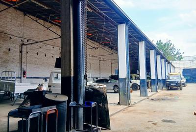 30,000 ft² Warehouse with Parking in Industrial Area - 3