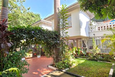 4 Bed Townhouse with En Suite at Valley Arcade - 2