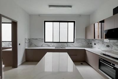 5 Bed House with En Suite in Lavington - 3