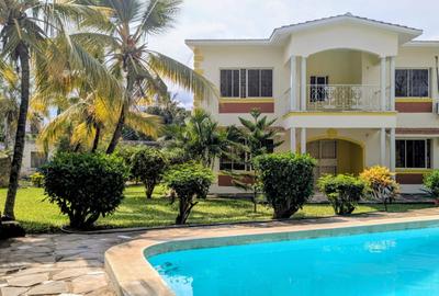 4 Bed House with Swimming Pool at Links Road