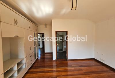 5 Bed House with En Suite in Runda - 3