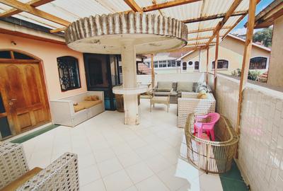 6 Bed House with En Suite in Lavington - 4