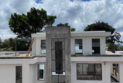 6 Bed Villa with En Suite in Kyuna