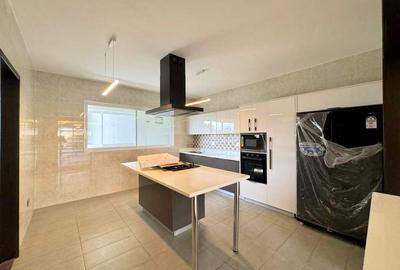 3 Bed Apartment with En Suite at Riverside - 4