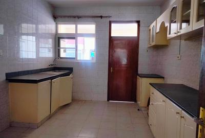 4 Bed Apartment with En Suite in Rhapta Road