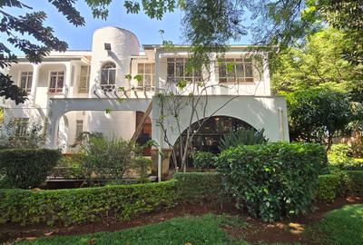 5 Bed House with En Suite at Redhil Close - 2