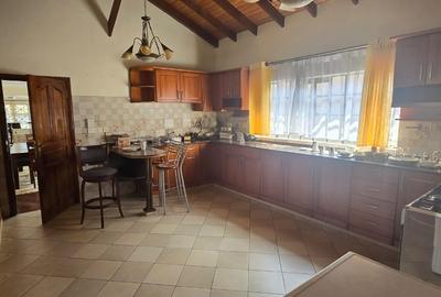 5 Bed House with En Suite in Runda