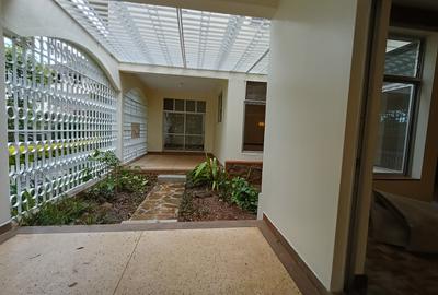 6 Bed House with En Suite in Nyari - 4