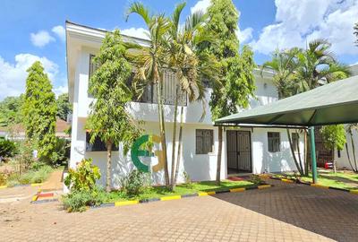 6 Bed House with En Suite in Runda