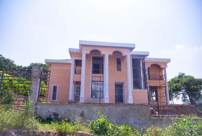 5 Bed House with En Suite at Centre Piece