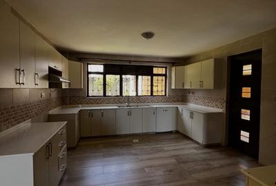 5 Bed Townhouse with En Suite in Runda - 3