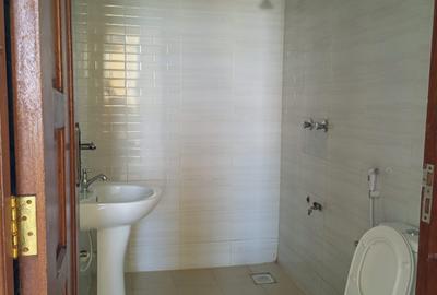 Serviced 3 Bed Apartment with En Suite at Leisure - 2