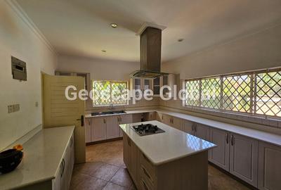 5 Bed House with En Suite in Runda