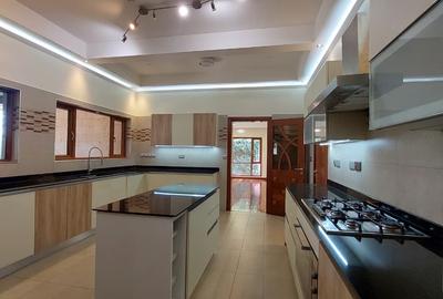 5 Bed Townhouse with En Suite in Lavington - 2