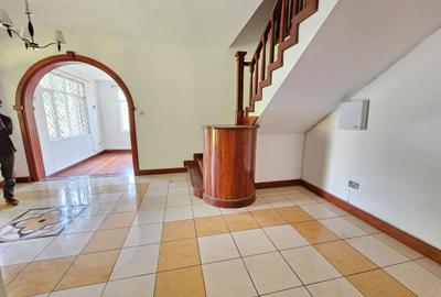 5 Bed Villa with En Suite in Rosslyn - 3