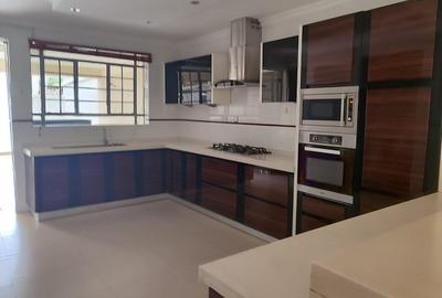 5 Bed House with En Suite at Kyuna