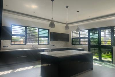 5 Bed House with En Suite in Runda
