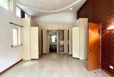 5 Bed Townhouse with En Suite in Riverside - 4