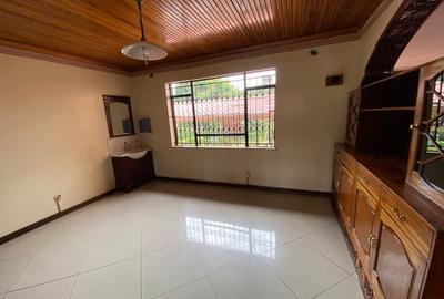 5 Bed House with En Suite in Runda - 4