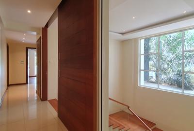 5 Bed Apartment with En Suite in General Mathenge - 3