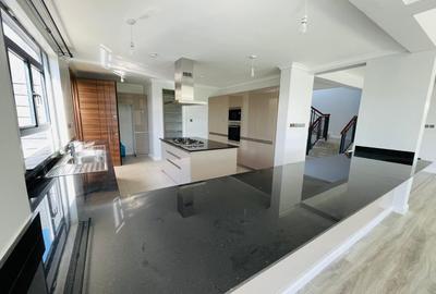 5 Bed Townhouse with En Suite in Runda - 4