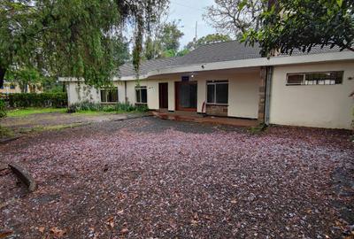 4 Bed House with En Suite in State House - 2