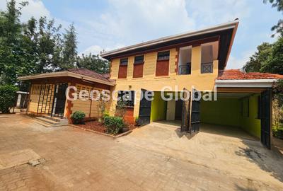 5 Bed House with En Suite in Nyari