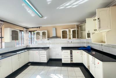 5 Bed Townhouse with En Suite in Lavington