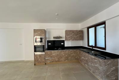 1 Bed Apartment with En Suite at Lantana Road - 2