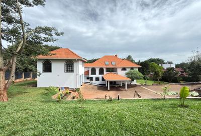 5 Bed House with Swimming Pool in Windsor