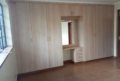 3 Bed Townhouse with En Suite at Thindigua