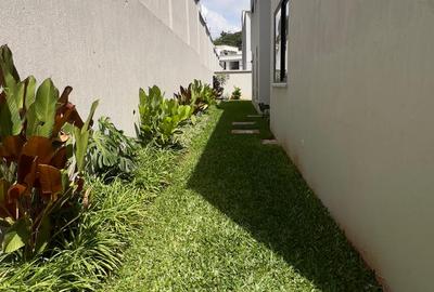 5 Bed Townhouse with En Suite in Lavington - 3